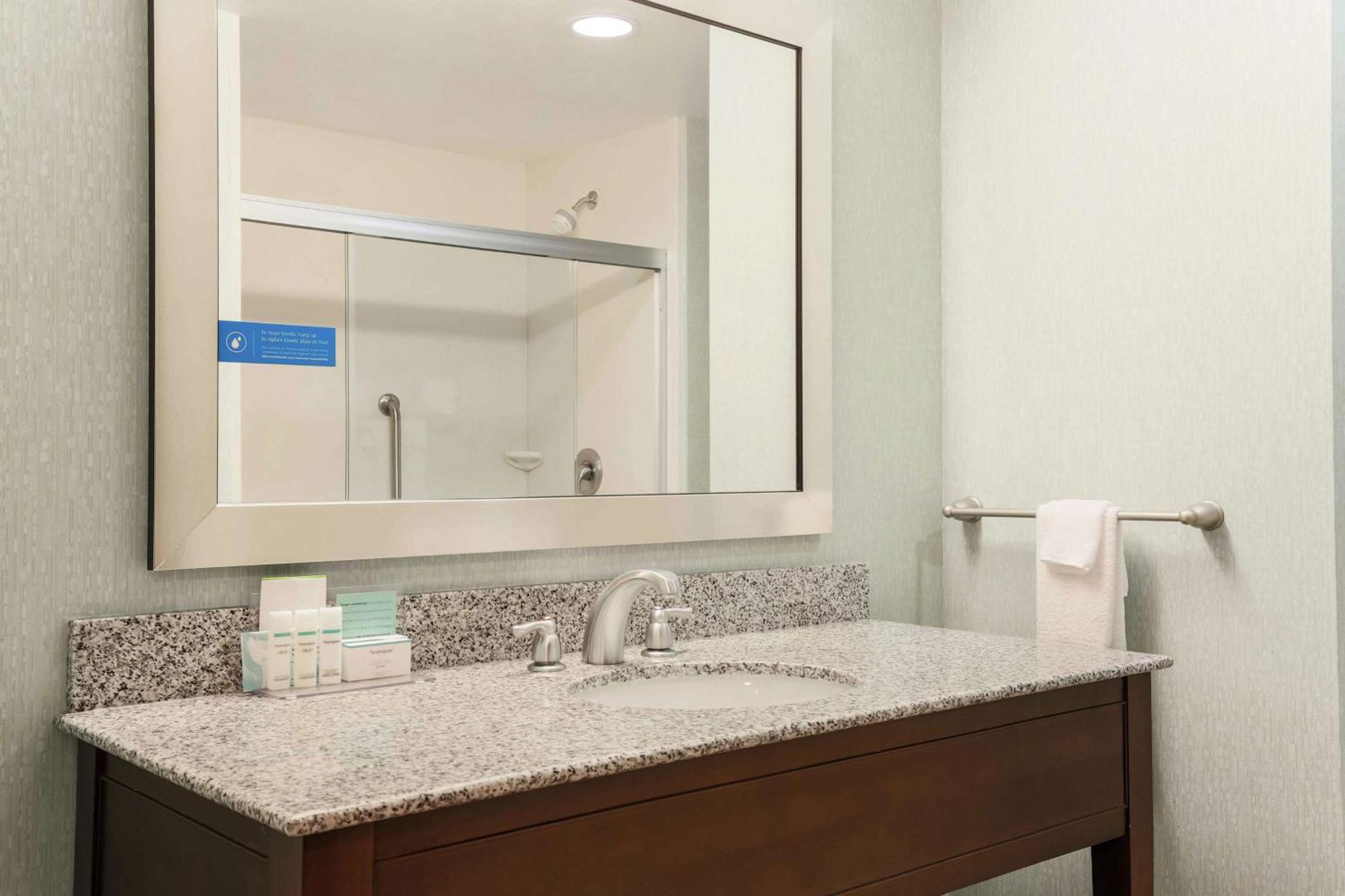 Hampton Inn & Suites Wheeling - The Highlands Triadelphia Екстериор снимка