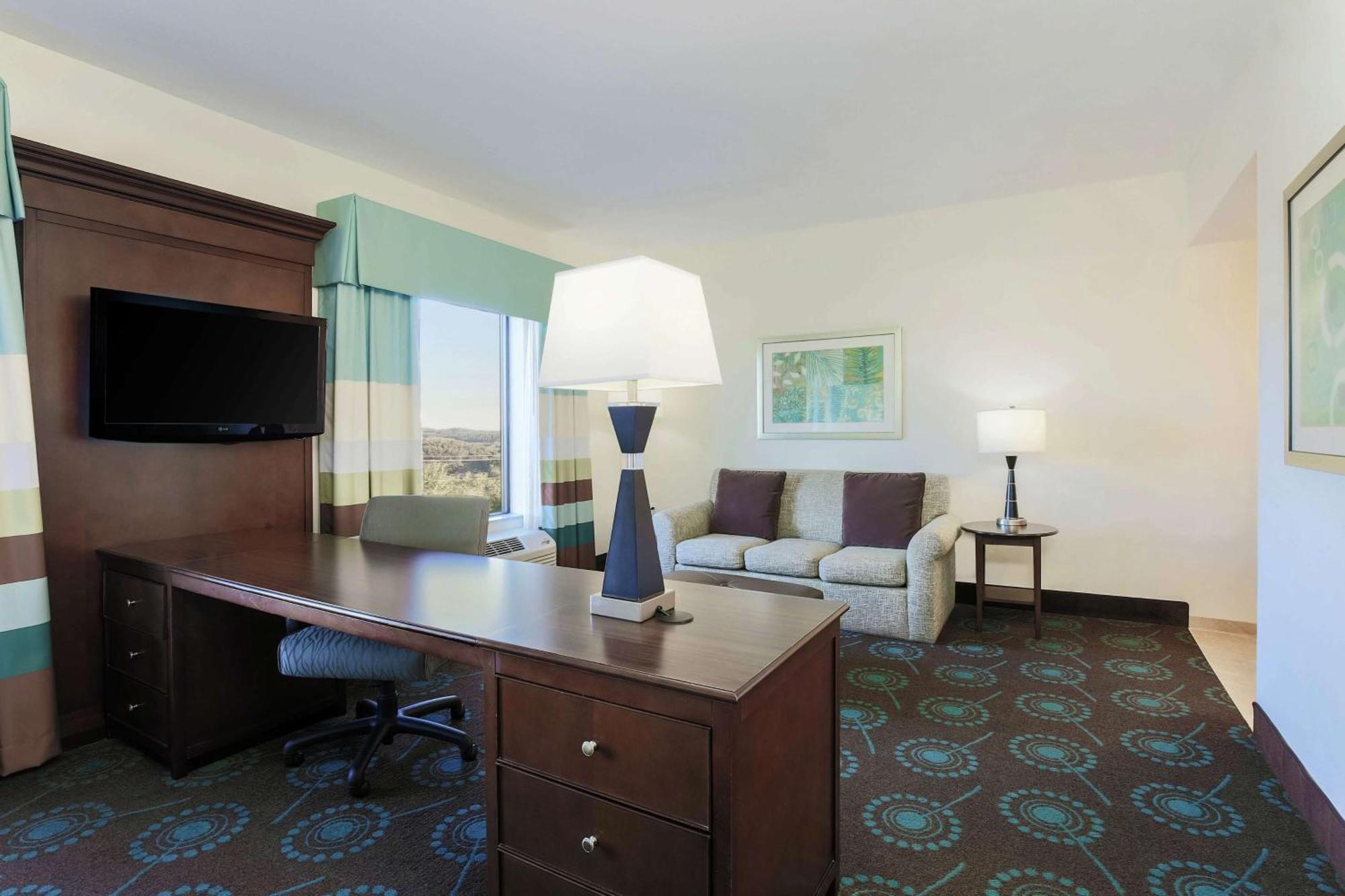 Hampton Inn & Suites Wheeling - The Highlands Triadelphia Екстериор снимка