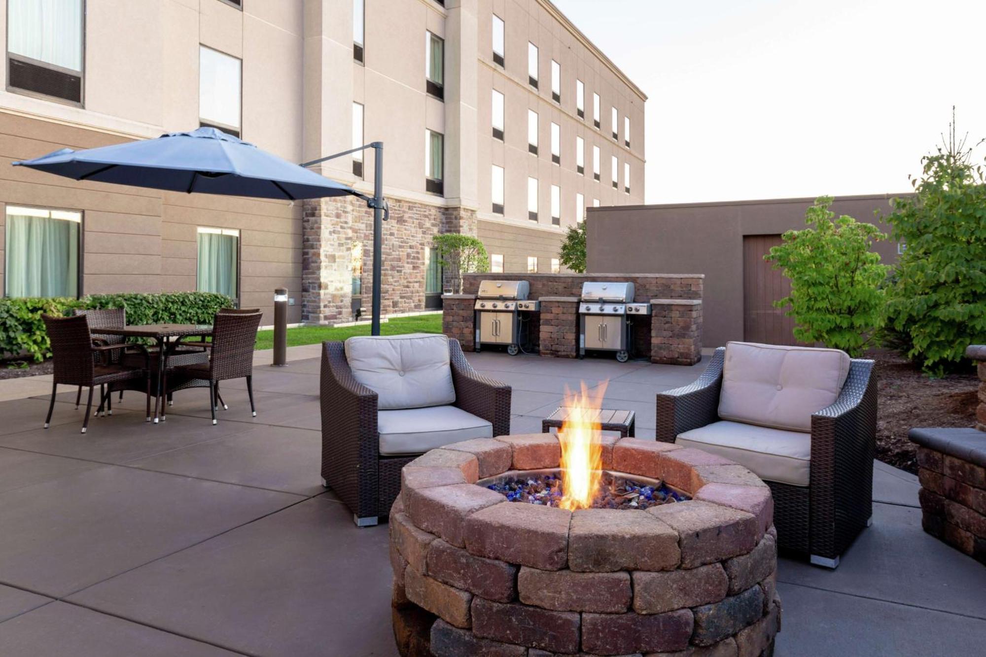 Hampton Inn & Suites Wheeling - The Highlands Triadelphia Екстериор снимка